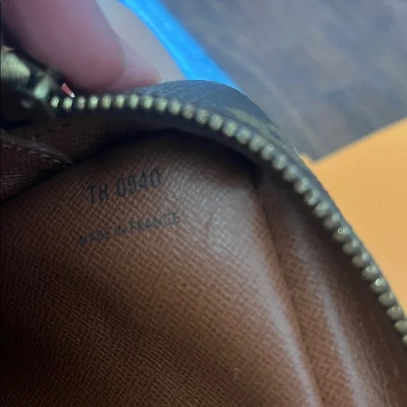 Authentic Louis Vuitton jeune fille crossbody bag - Picture 6 of 10